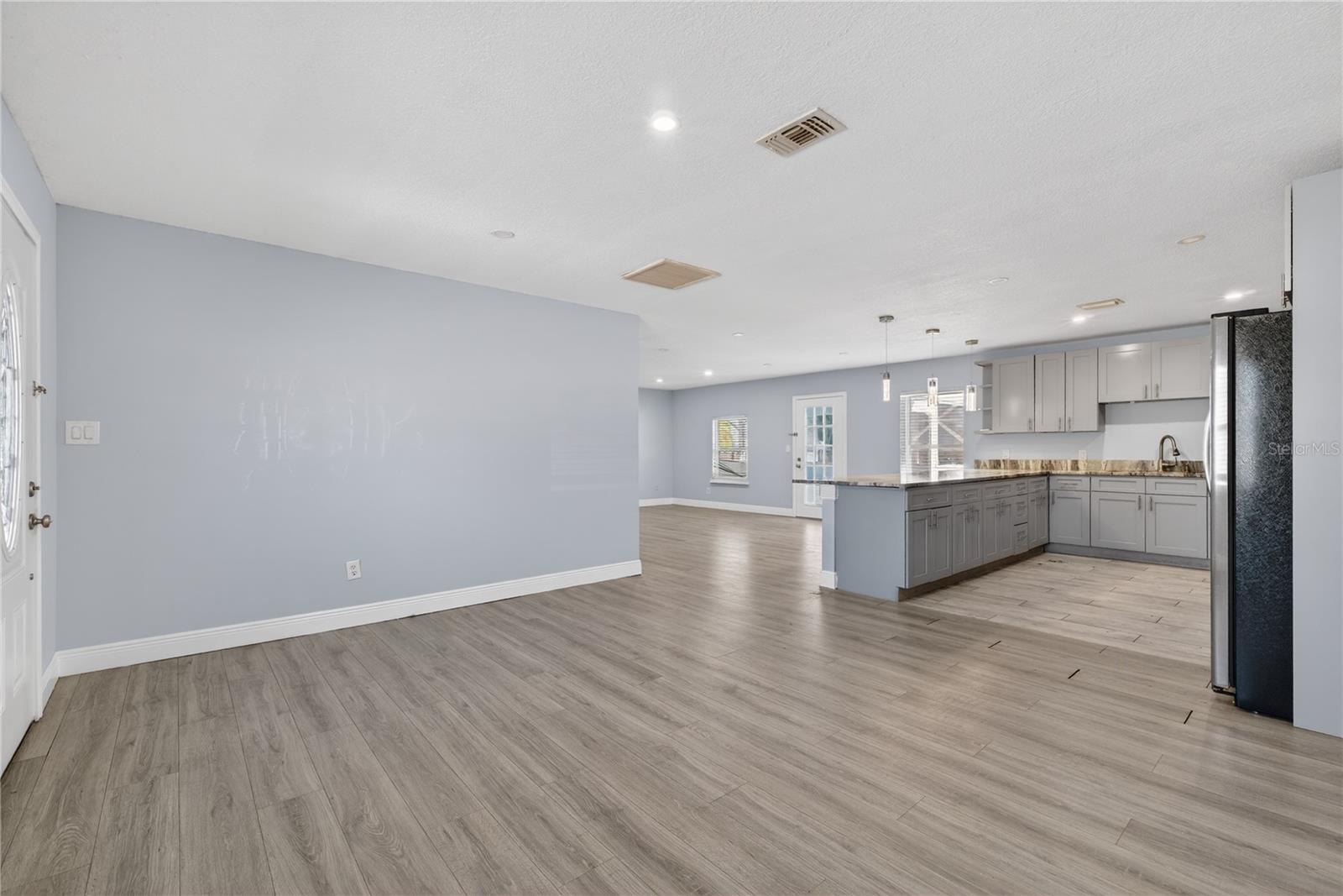 Image 18 of 33 For 709 Dillingham Ave