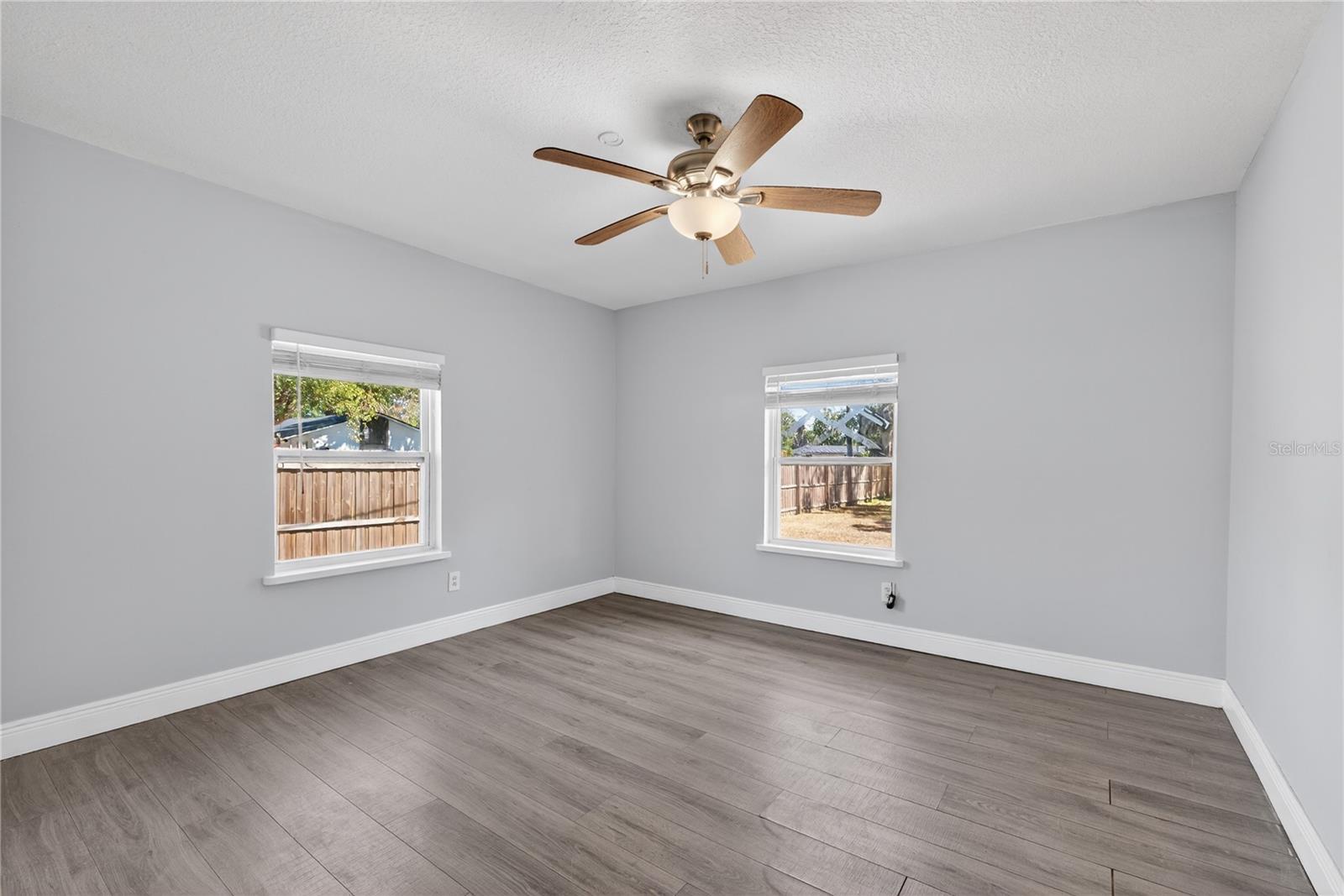 Image 28 of 33 For 709 Dillingham Ave