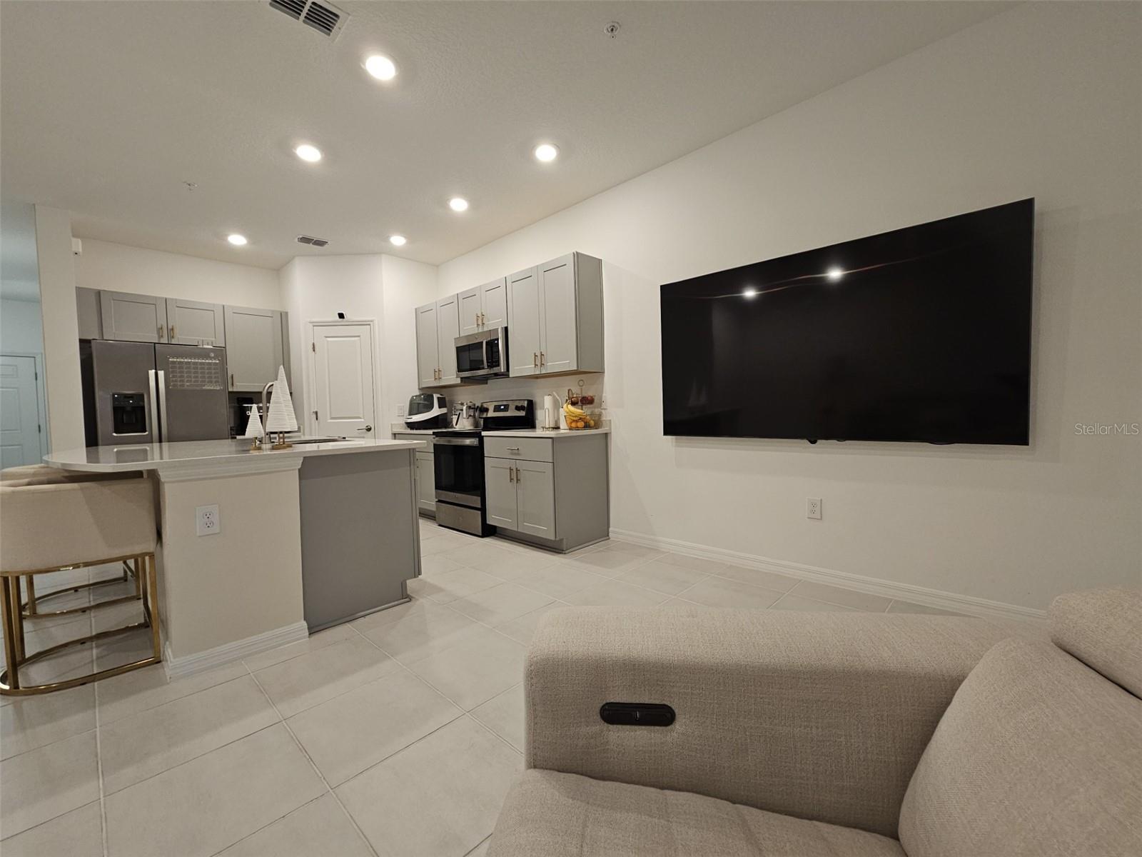 Image 11 of 46 For 4451 Arlington Avenue 44