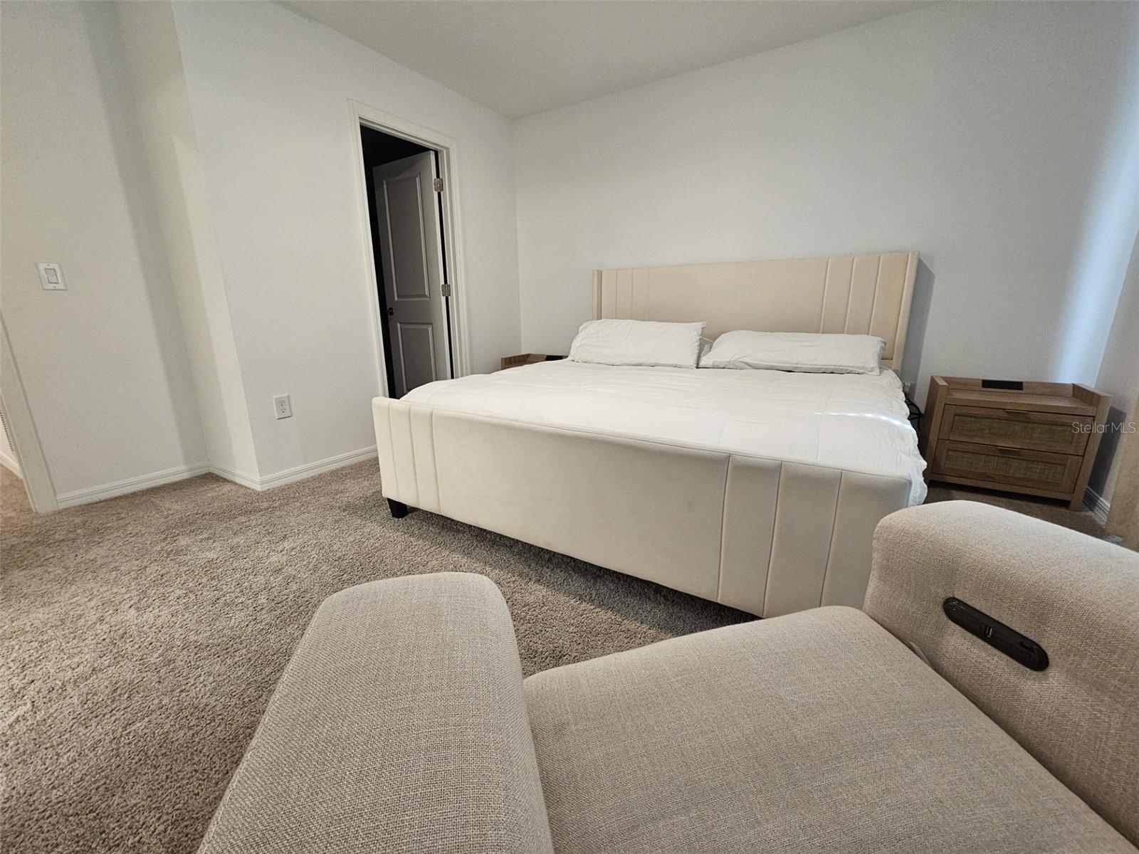 Image 17 of 46 For 4451 Arlington Avenue 44