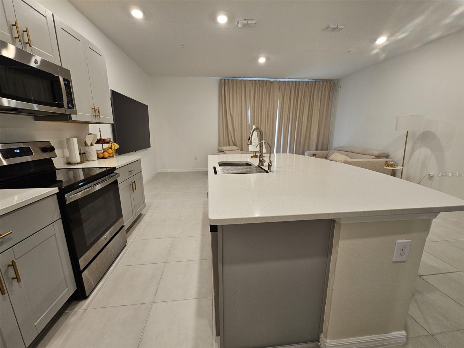 Image 6 of 46 For 4451 Arlington Avenue 44