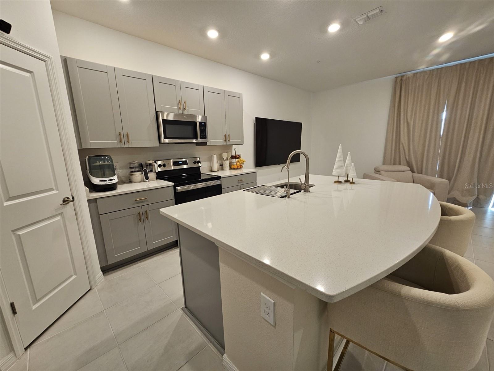 Image 8 of 46 For 4451 Arlington Avenue 44