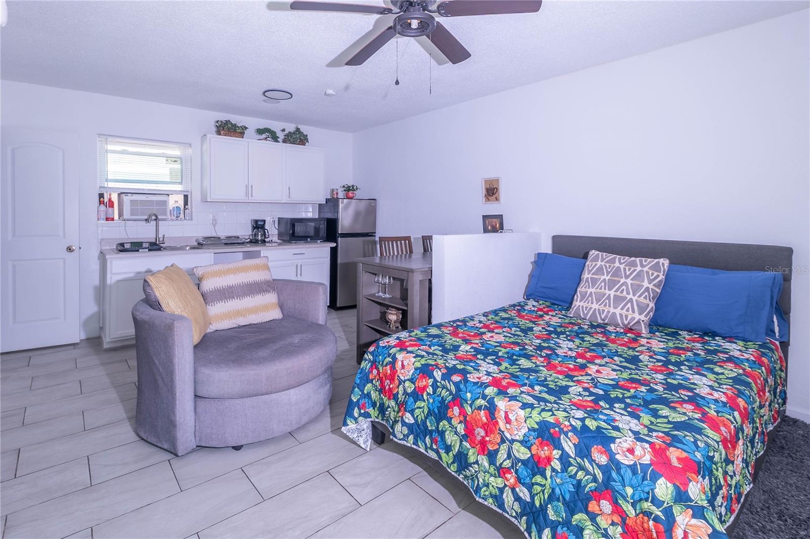 Listing photo id 8 for 2672 Debany Road