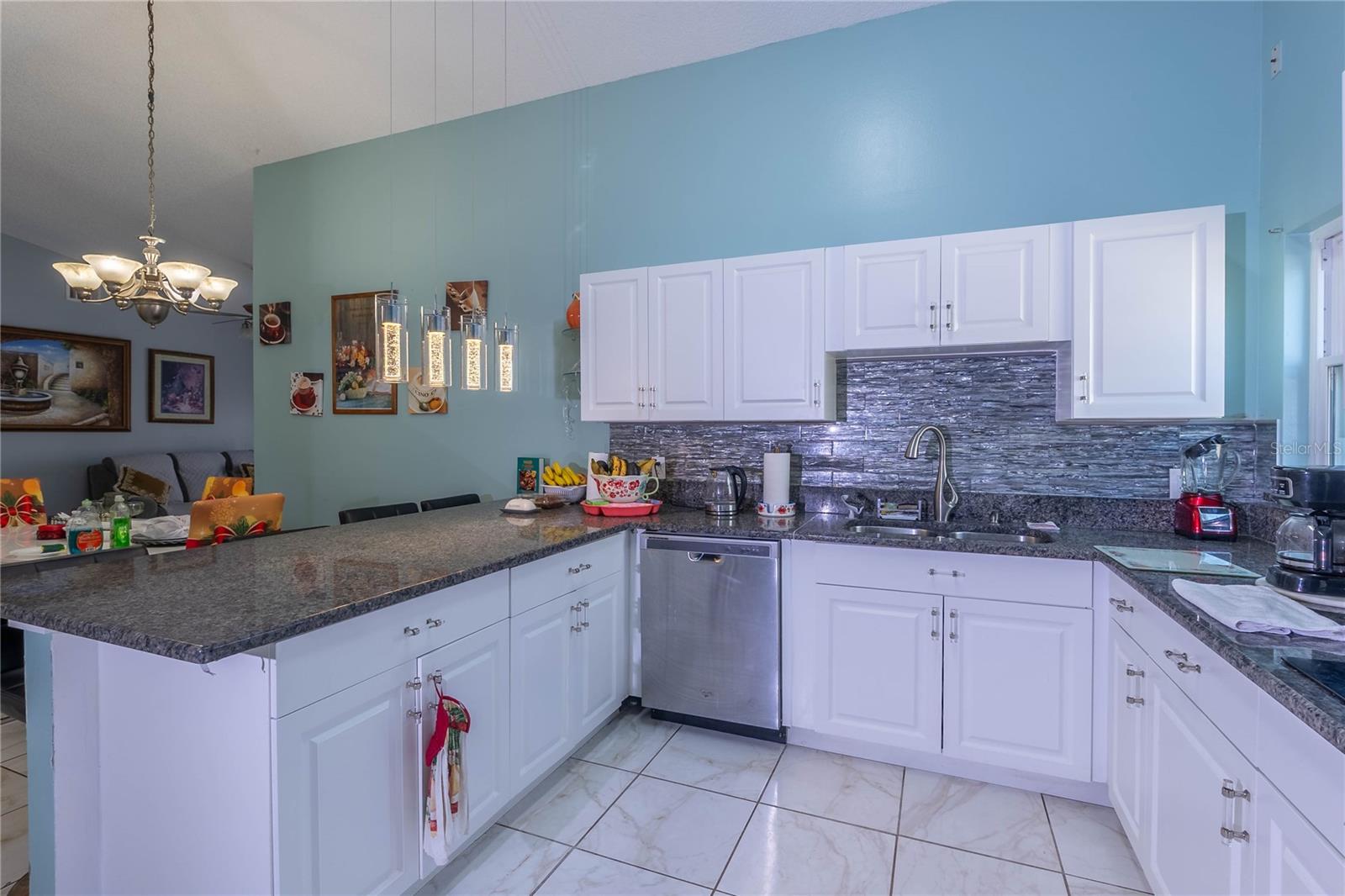 Listing photo id 3 for 2672 Debany Road