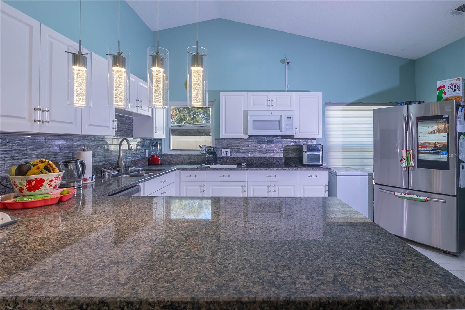 Listing photo id 4 for 2672 Debany Road