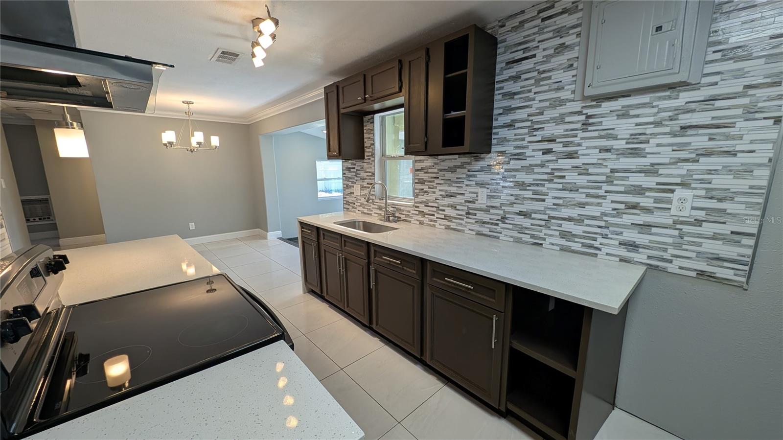 Listing photo id 2 for 4178 Tatum Street