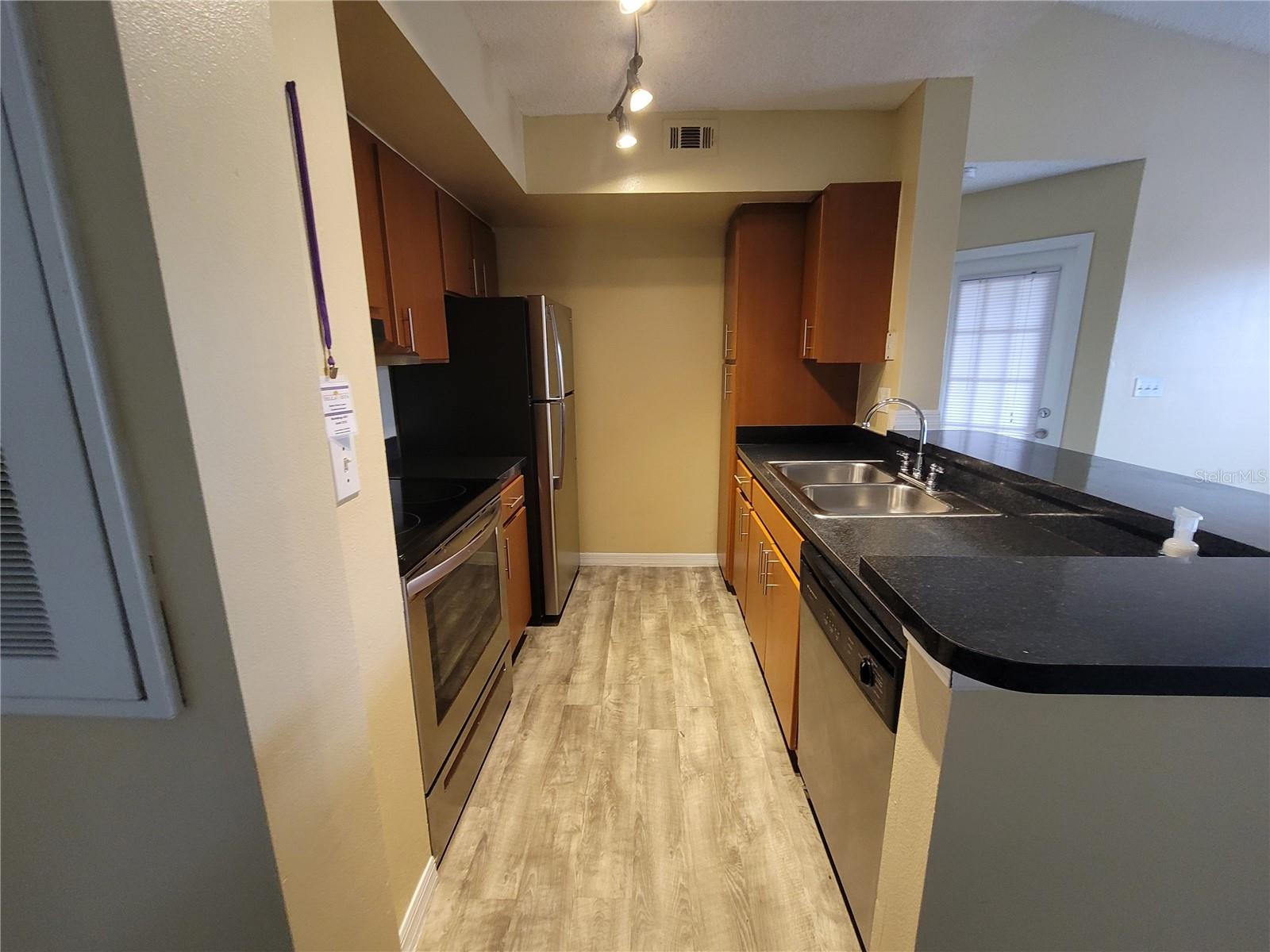 Image 6 of 18 For 421 Fountainhead Circle 213