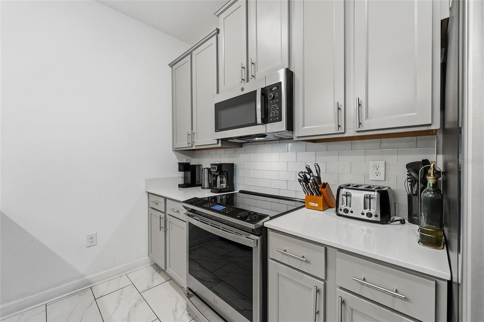 Image 10 of 48 For 976 Leader Street