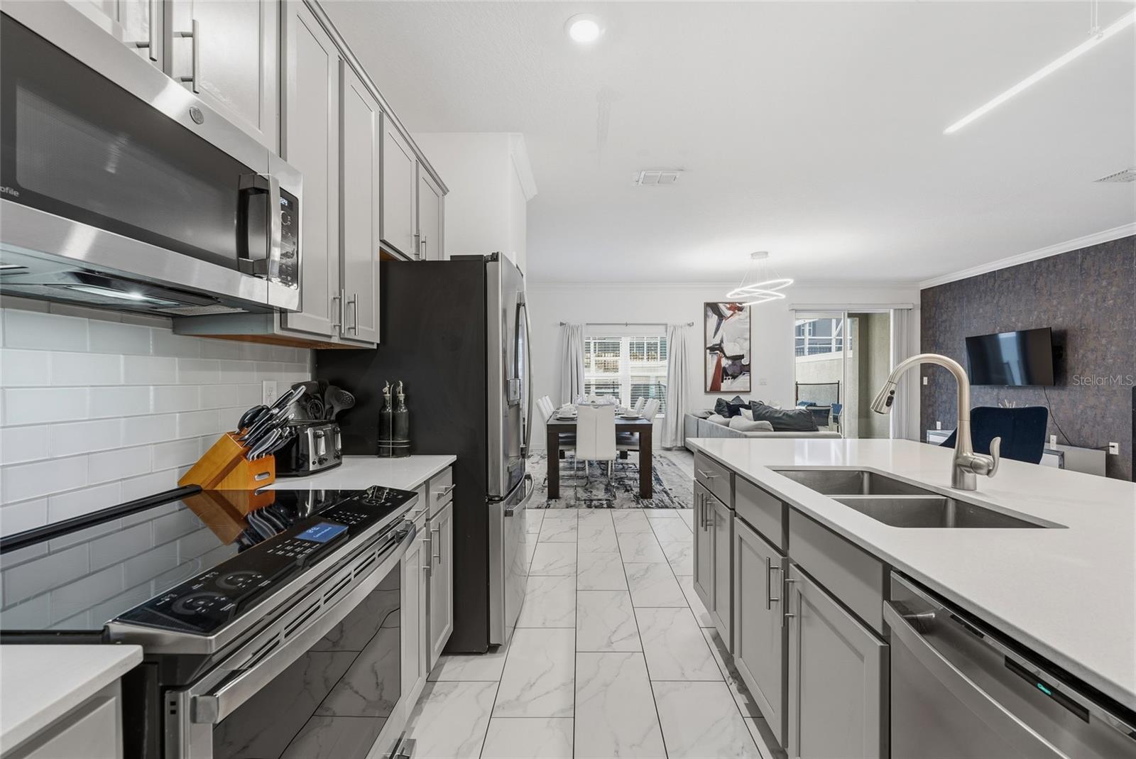 Image 9 of 48 For 976 Leader Street