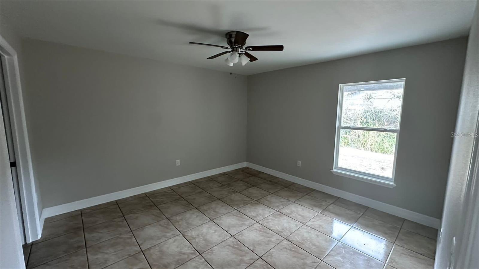 Image 5 of 9 For 164 Julie Lane B