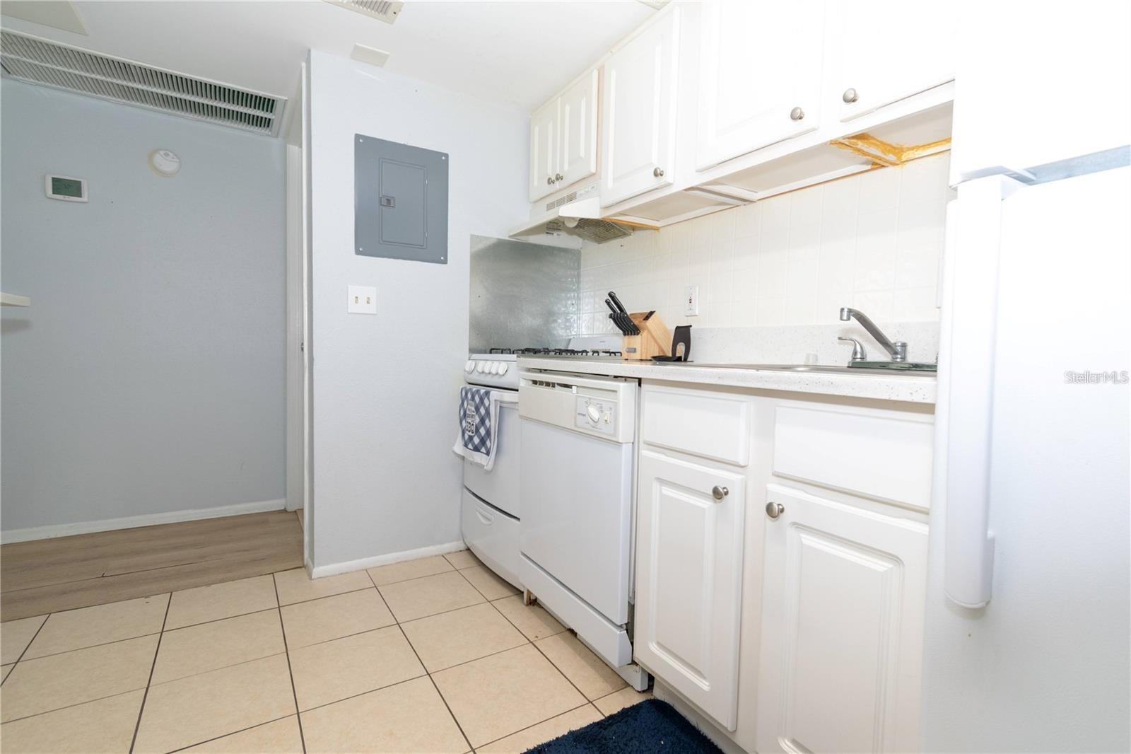 Image 10 of 18 For 139 Oyster Bay Circle 200