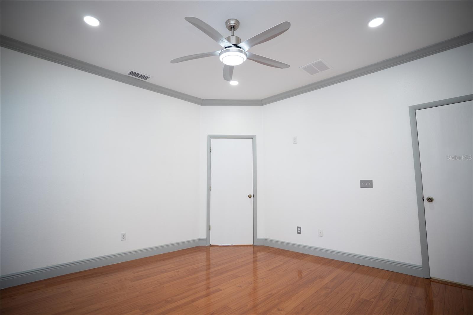 Image 14 of 30 For 546 Bloomingdale Drive