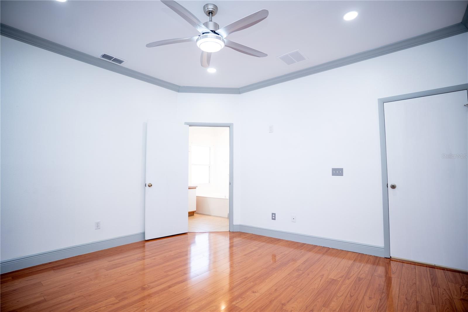 Image 15 of 30 For 546 Bloomingdale Drive