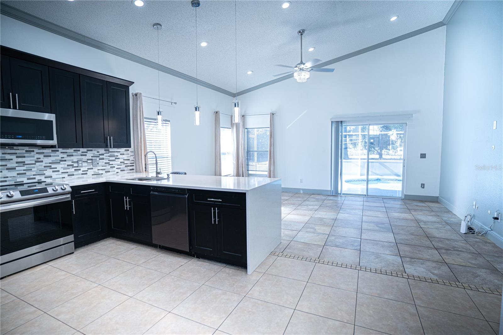 Image 4 of 30 For 546 Bloomingdale Drive