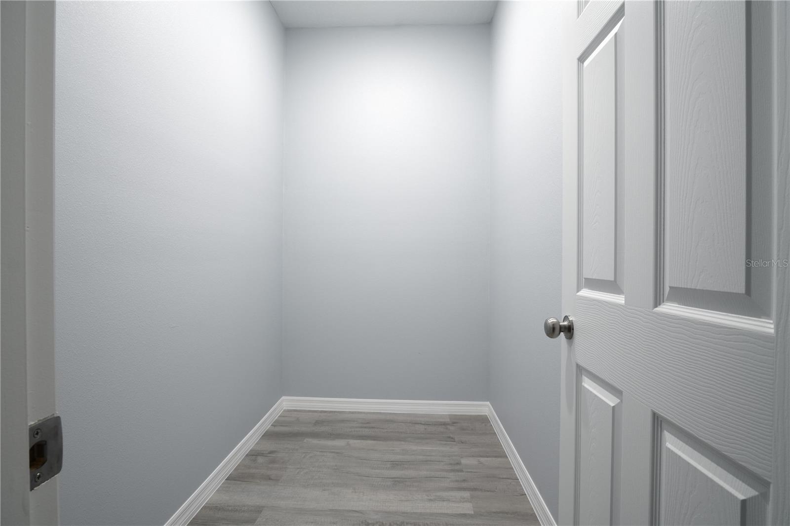 Image 21 of 29 For 1013 Aston-martin Drive