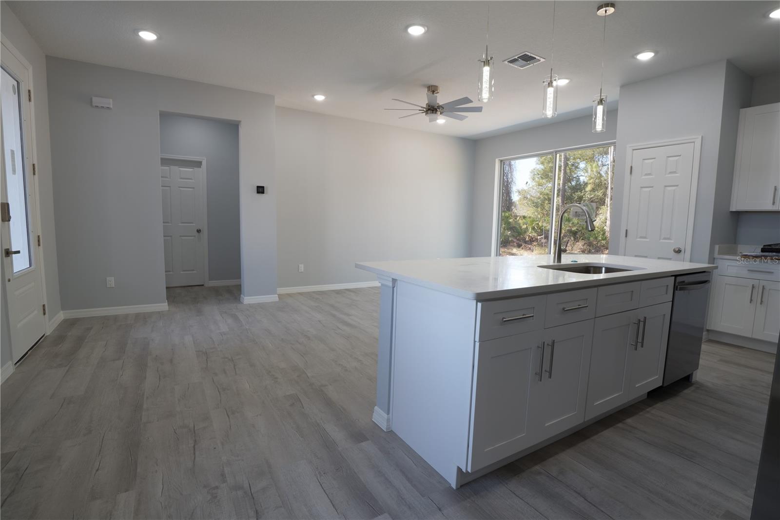 Image 7 of 29 For 1013 Aston-martin Drive