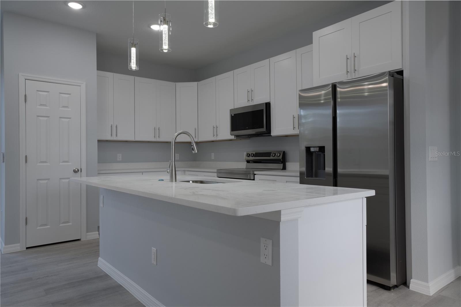 Image 9 of 29 For 1013 Aston-martin Drive