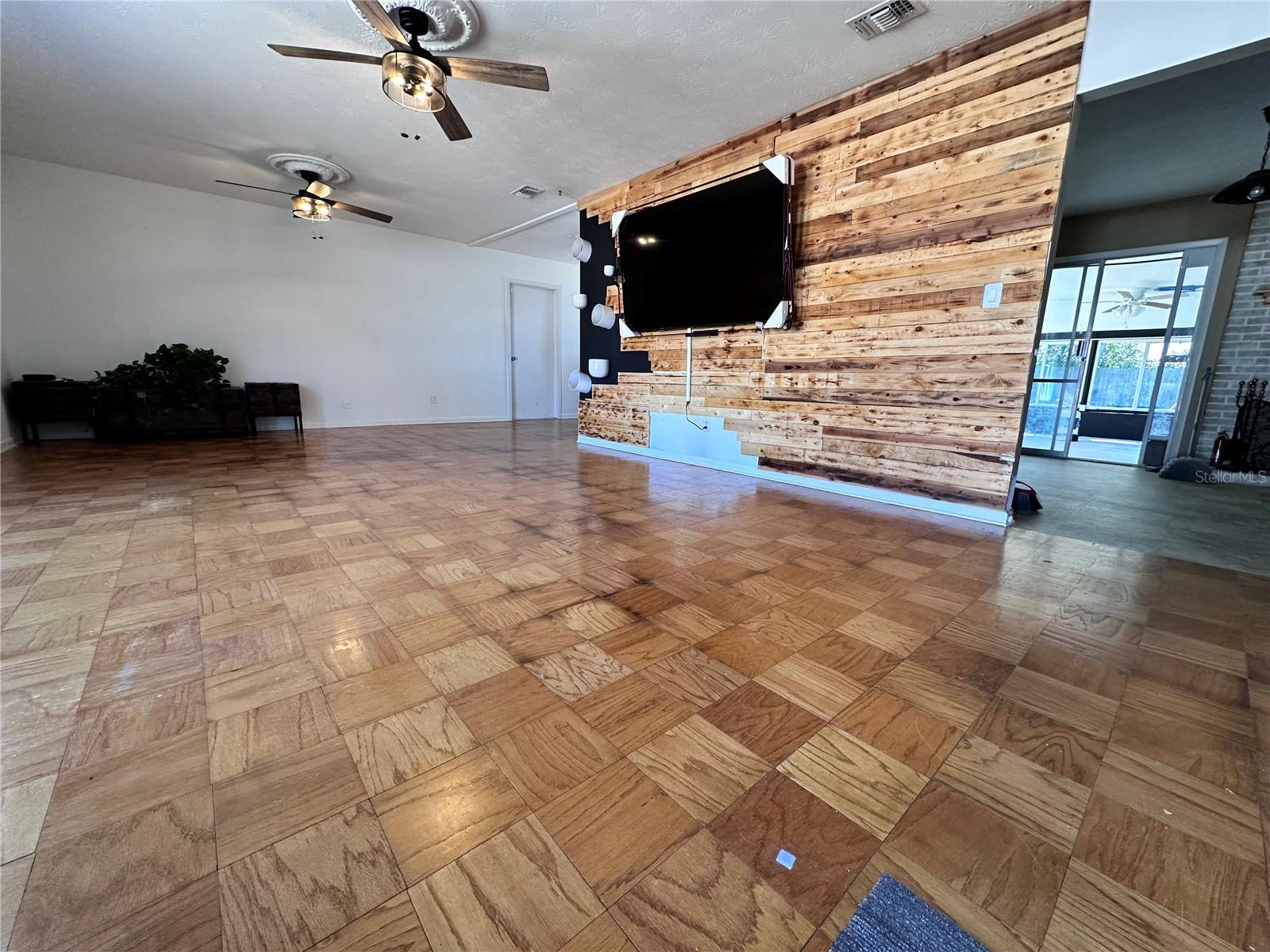 Image 3 of 19 For 7964 Volvo Street