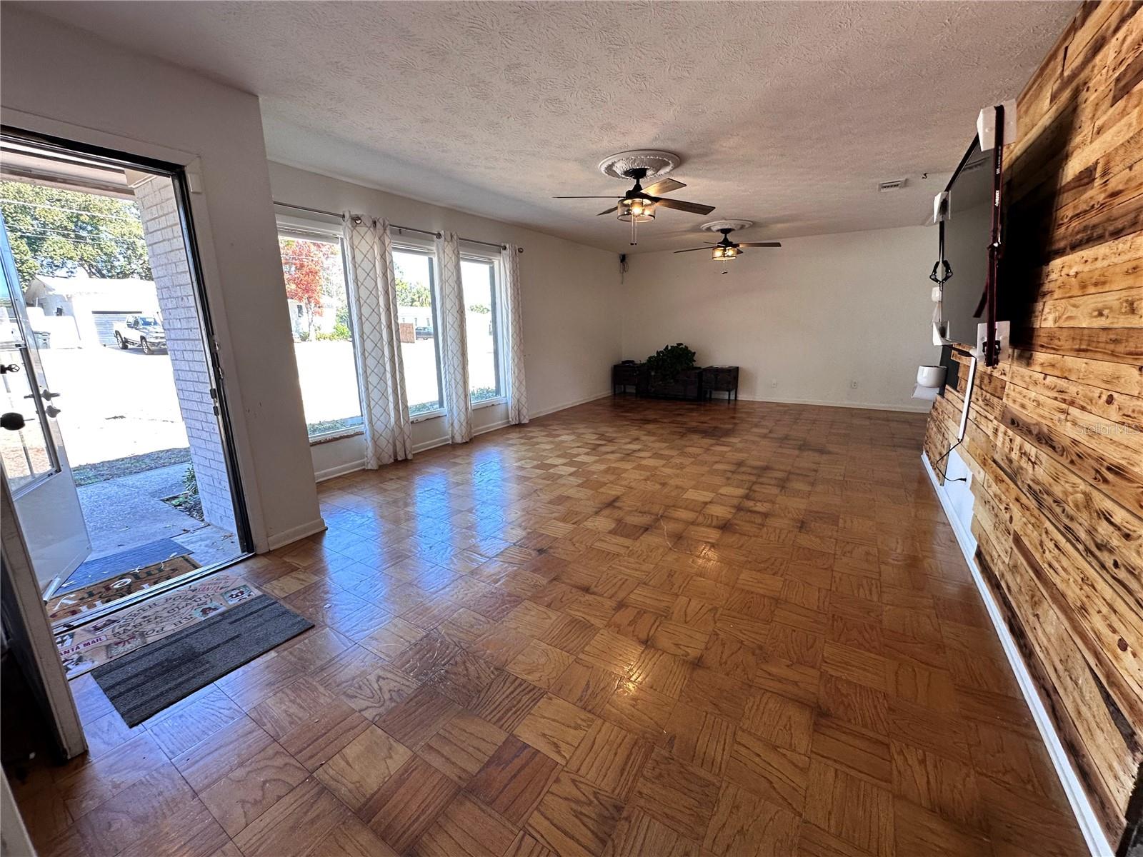 Image 4 of 19 For 7964 Volvo Street