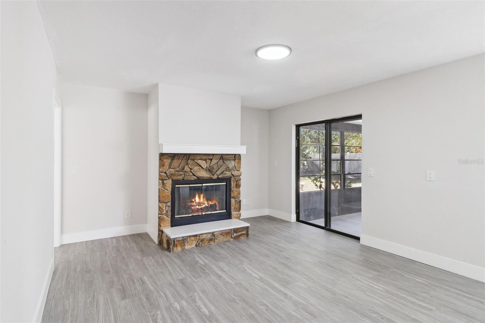 Listing photo id 13 for 2533 Oak Run Boulevard