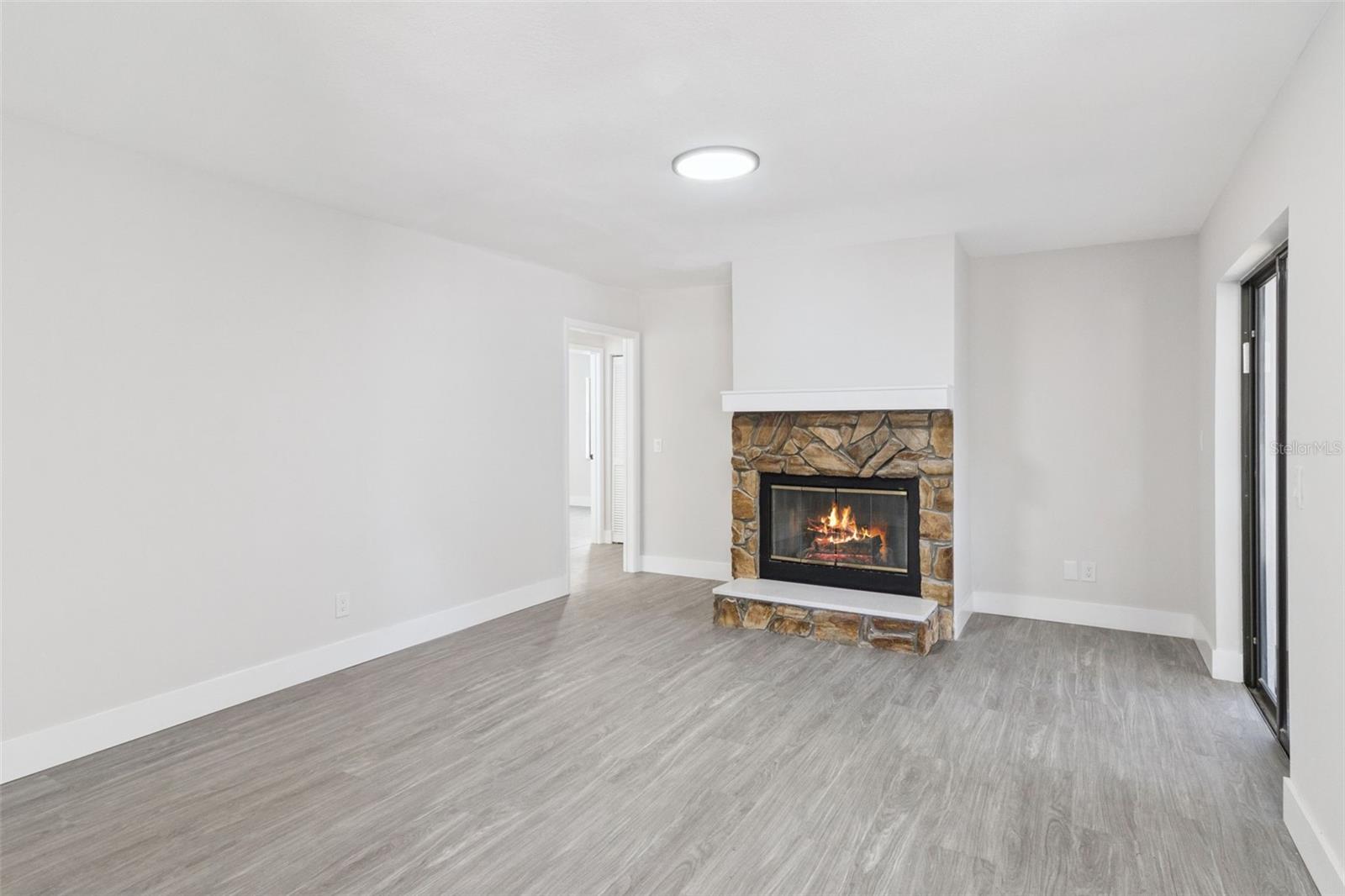 Listing photo id 15 for 2533 Oak Run Boulevard