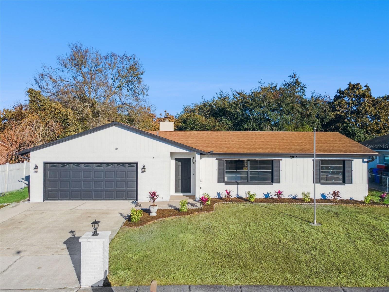 Listing photo id 0 for 2533 Oak Run Boulevard