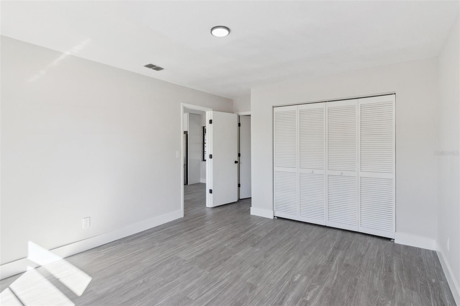 Listing photo id 24 for 2533 Oak Run Boulevard