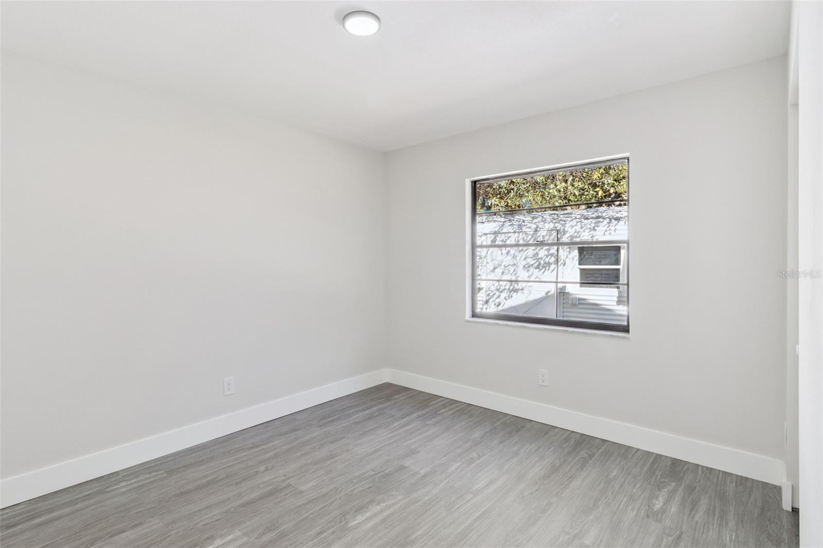 Listing photo id 39 for 2533 Oak Run Boulevard