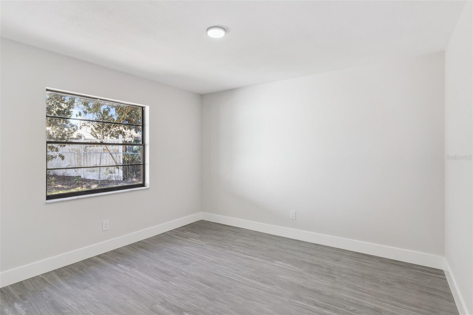 Listing photo id 42 for 2533 Oak Run Boulevard