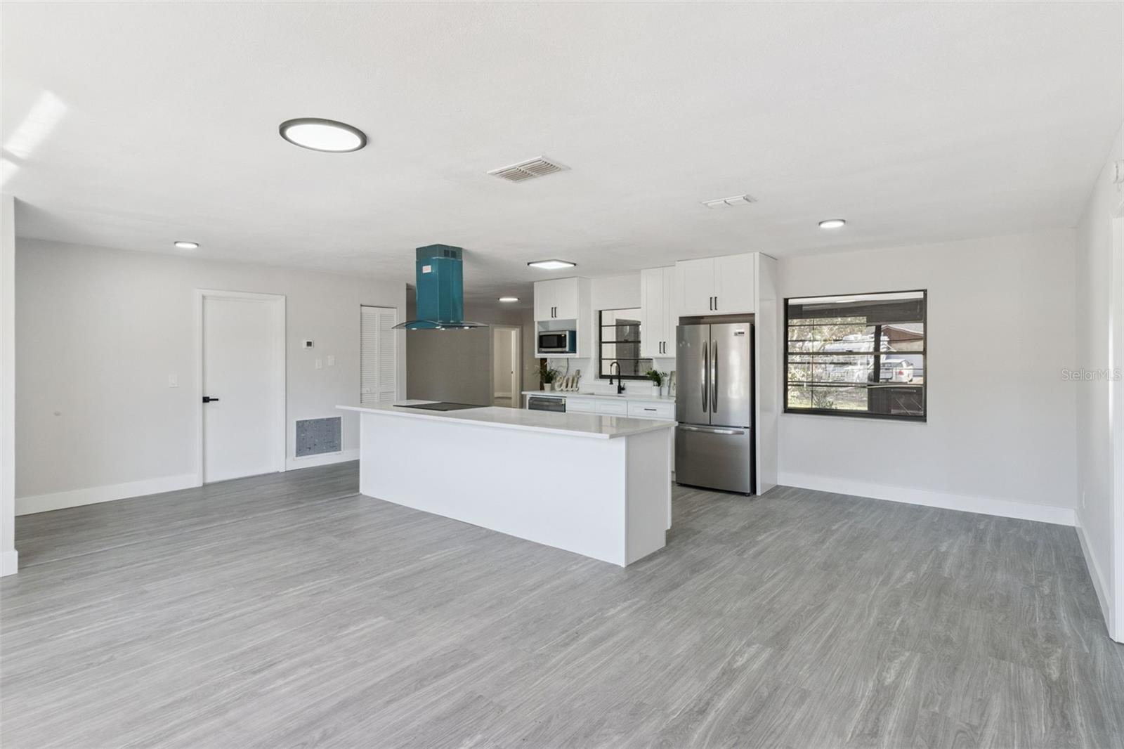 Listing photo id 3 for 2533 Oak Run Boulevard