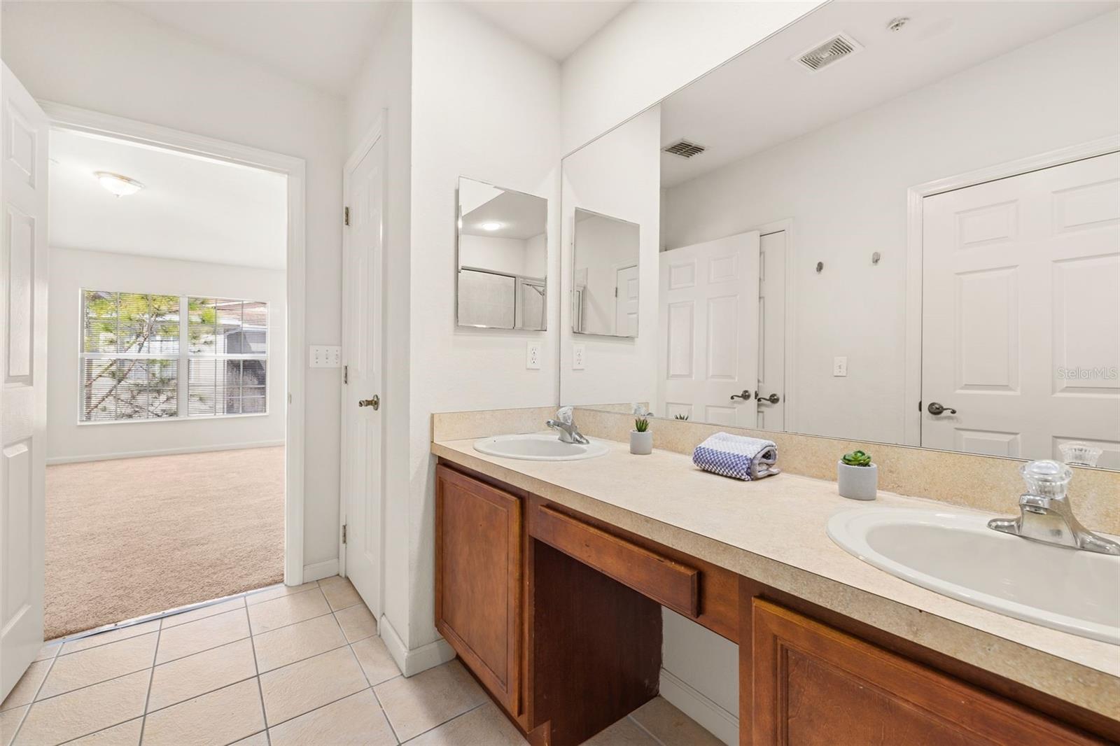 Image 16 of 22 For 3000 Laurel Park Lane 302