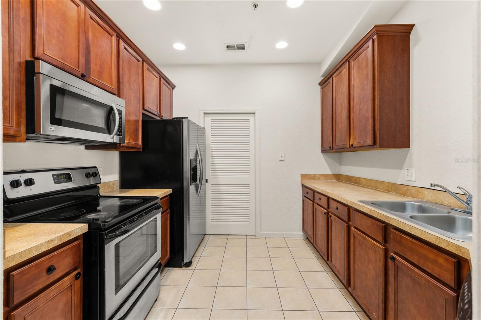 Image 8 of 22 For 3000 Laurel Park Lane 302