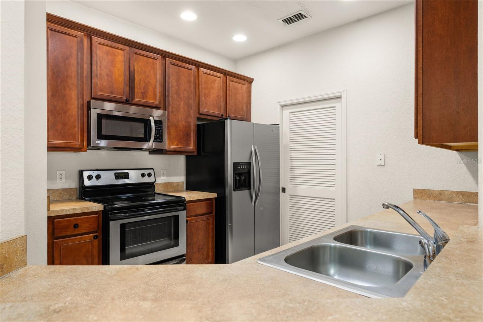 Image 9 of 22 For 3000 Laurel Park Lane 302