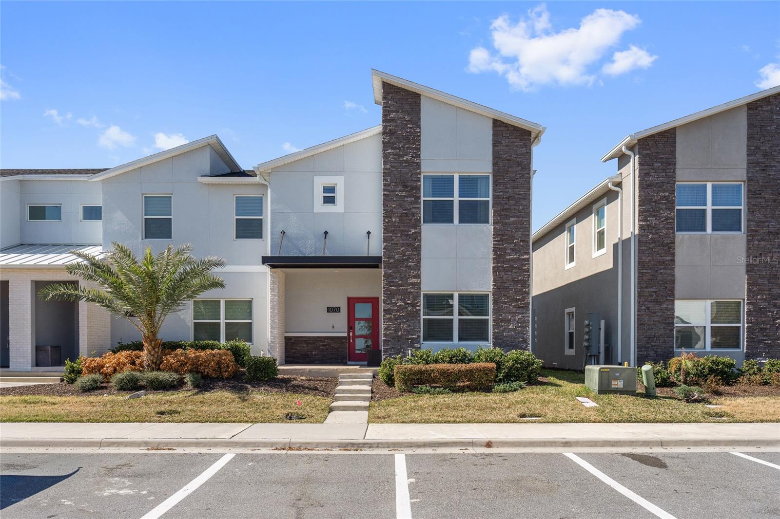 Image 4 of 39 For 1070 Splash Shot Place