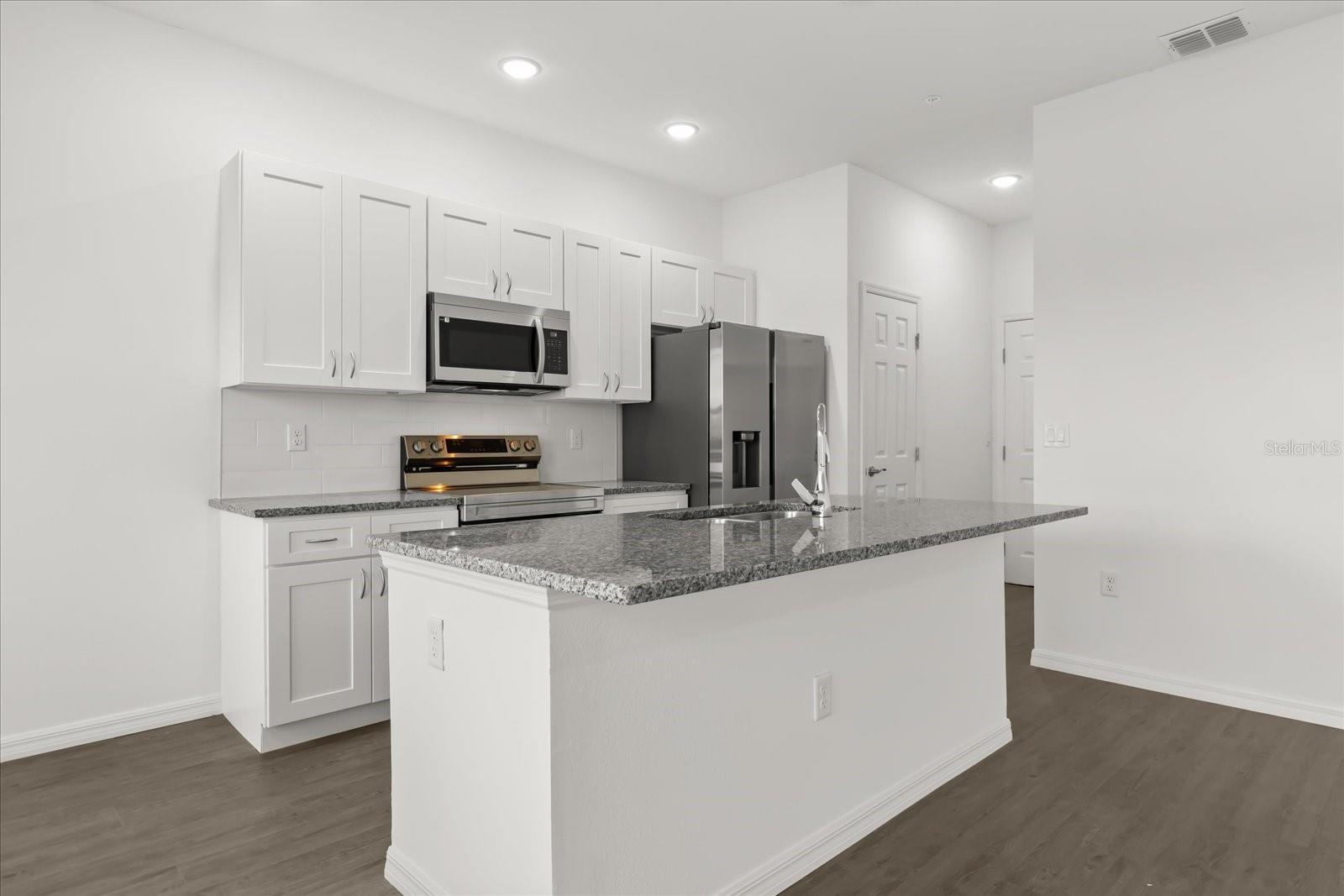 Image 6 of 28 For 925 Lakefront Village Drive