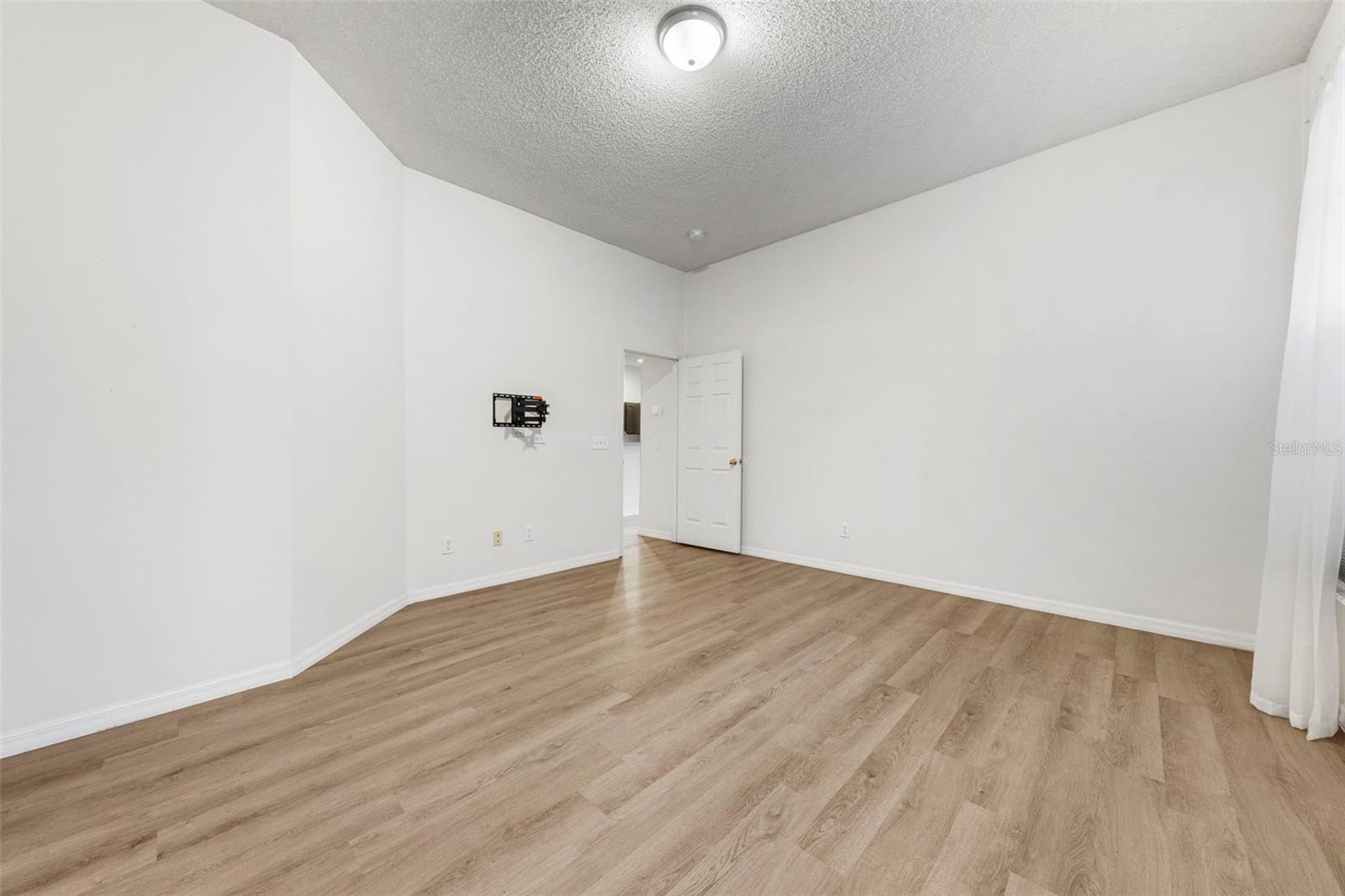 Image 6 of 25 For 834 Lake Evalyn Drive