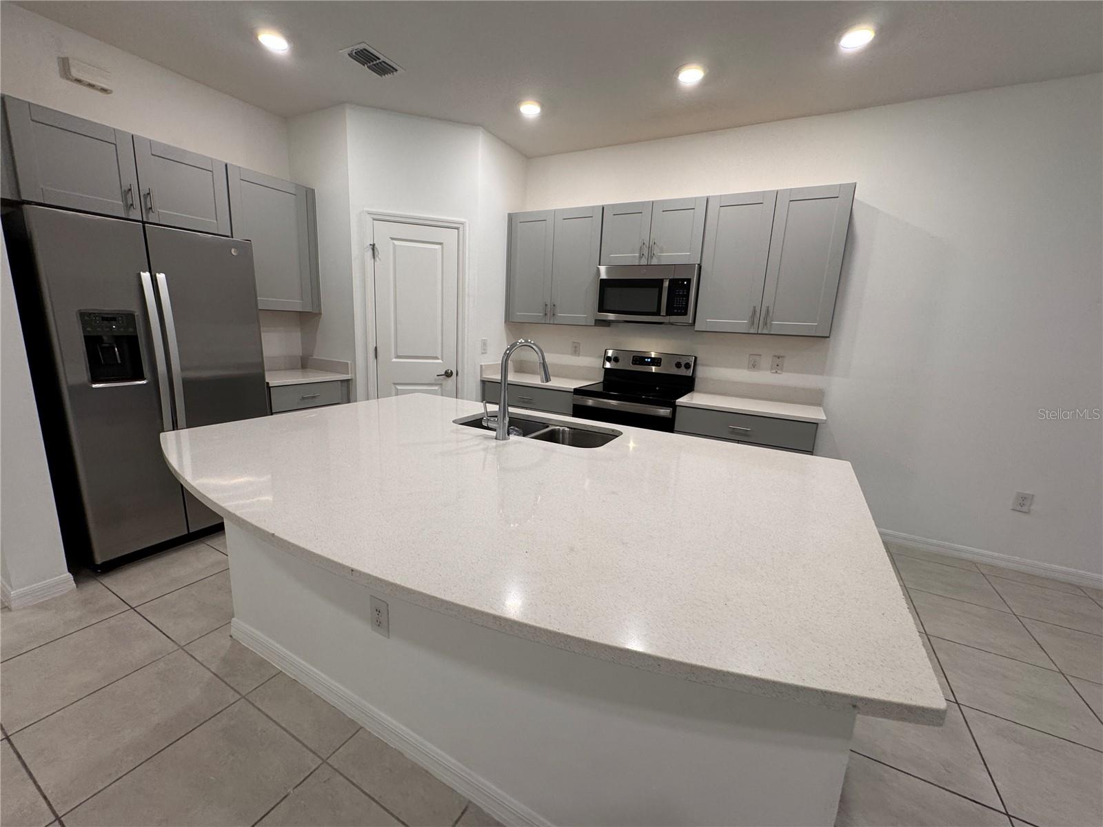 Image 3 of 21 For 2906 Canary Avenue