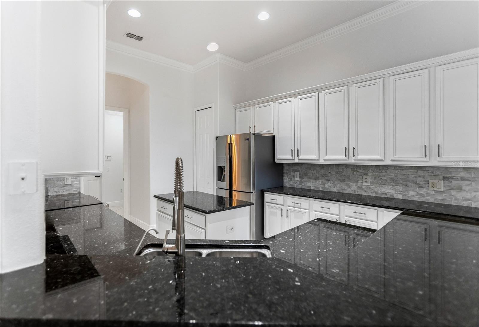 Listing photo id 16 for 3540 Valleyview Drive