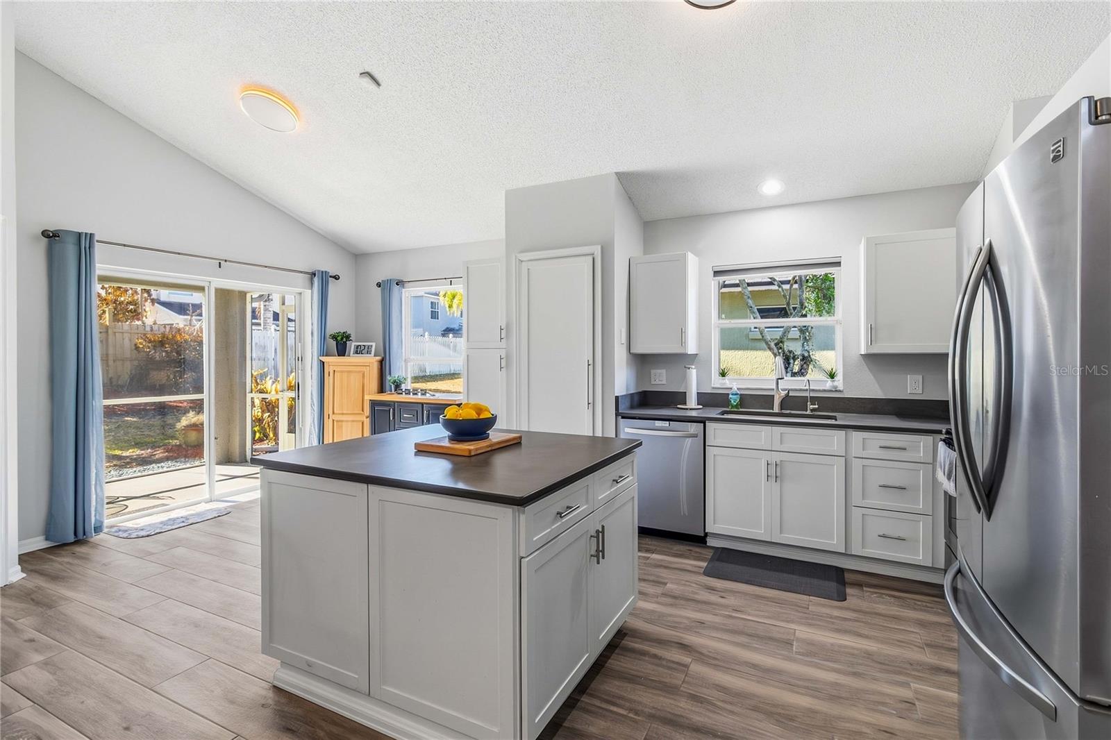 Image 12 of 59 For 4250 Andover Cay Blvd.