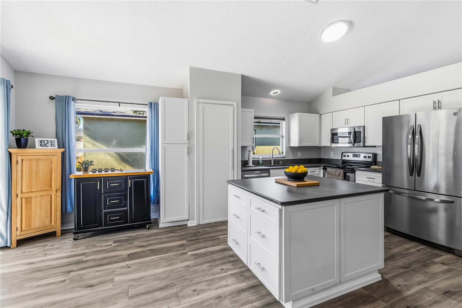 Image 14 of 59 For 4250 Andover Cay Blvd.