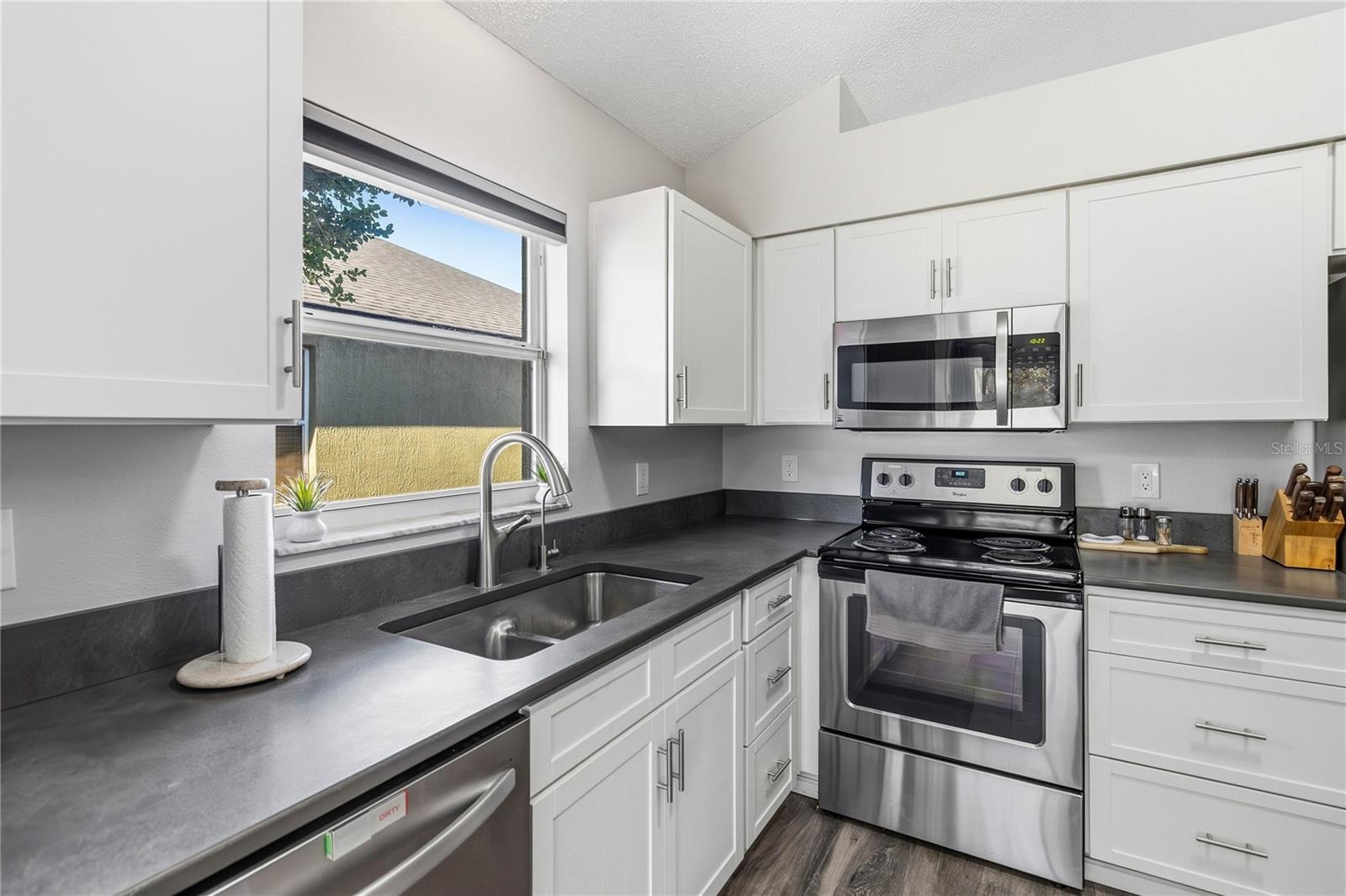 Image 16 of 59 For 4250 Andover Cay Blvd.