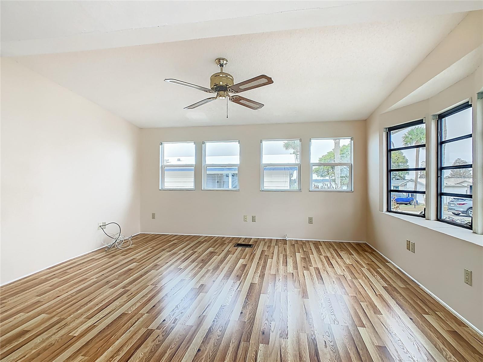 Image 19 of 32 For 9705 Lake Bess Road 715