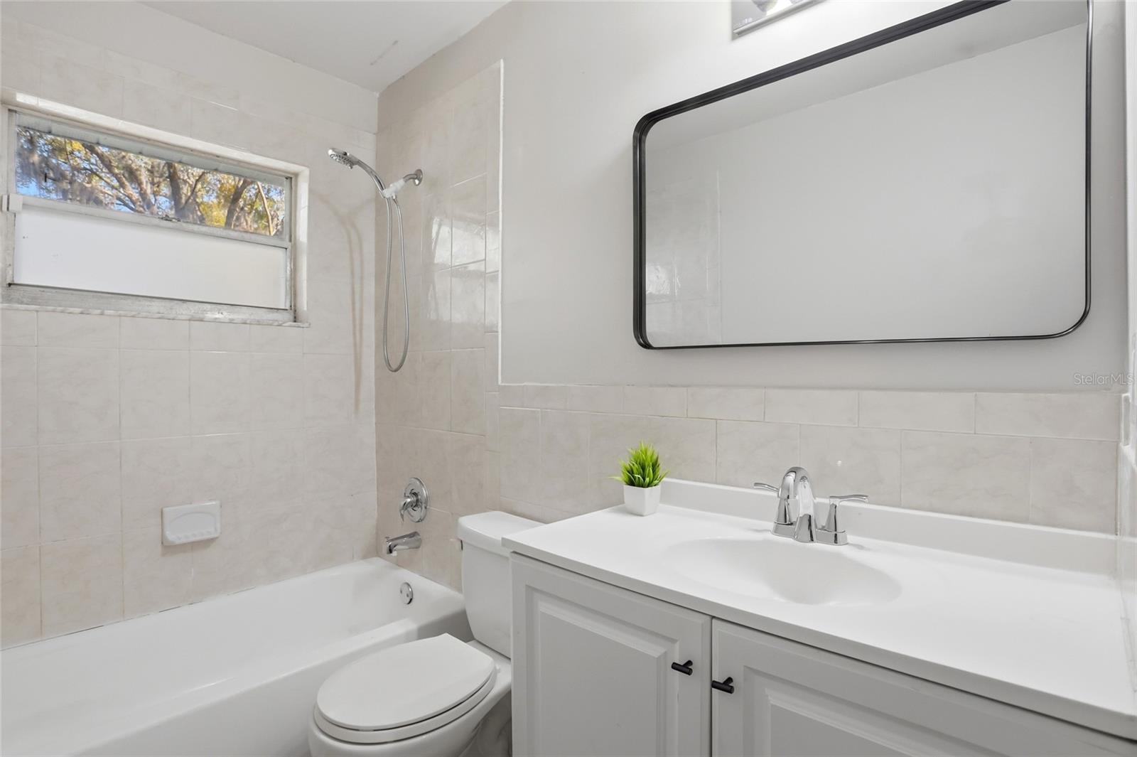 Image 23 of 38 For 2014 Bates Avenue