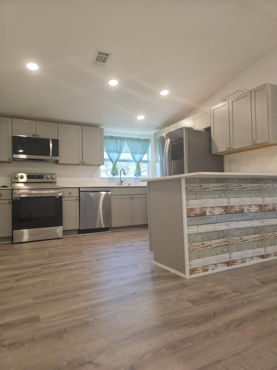 Image 3 of 8 For 4325 Henry J Avenue