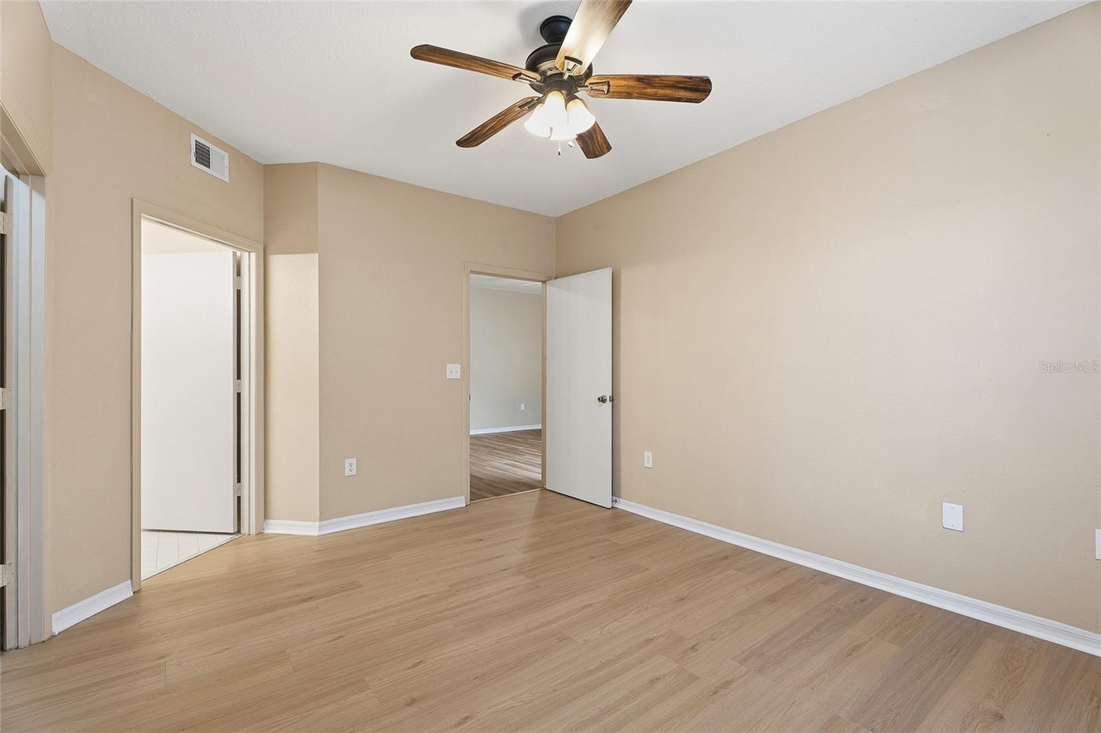 Image 10 of 33 For 5512 Metrowest Boulevard 201