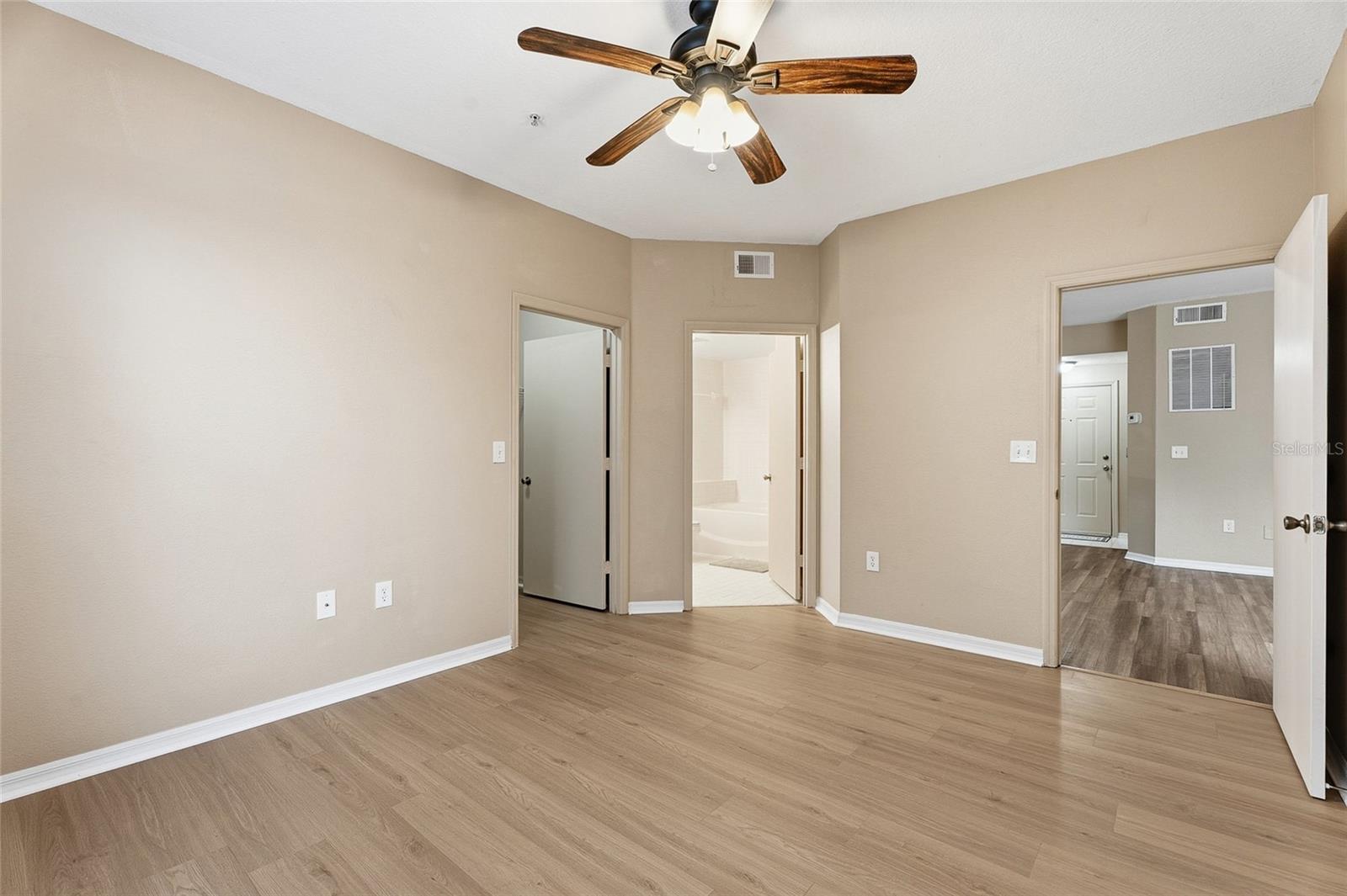 Image 11 of 33 For 5512 Metrowest Boulevard 201