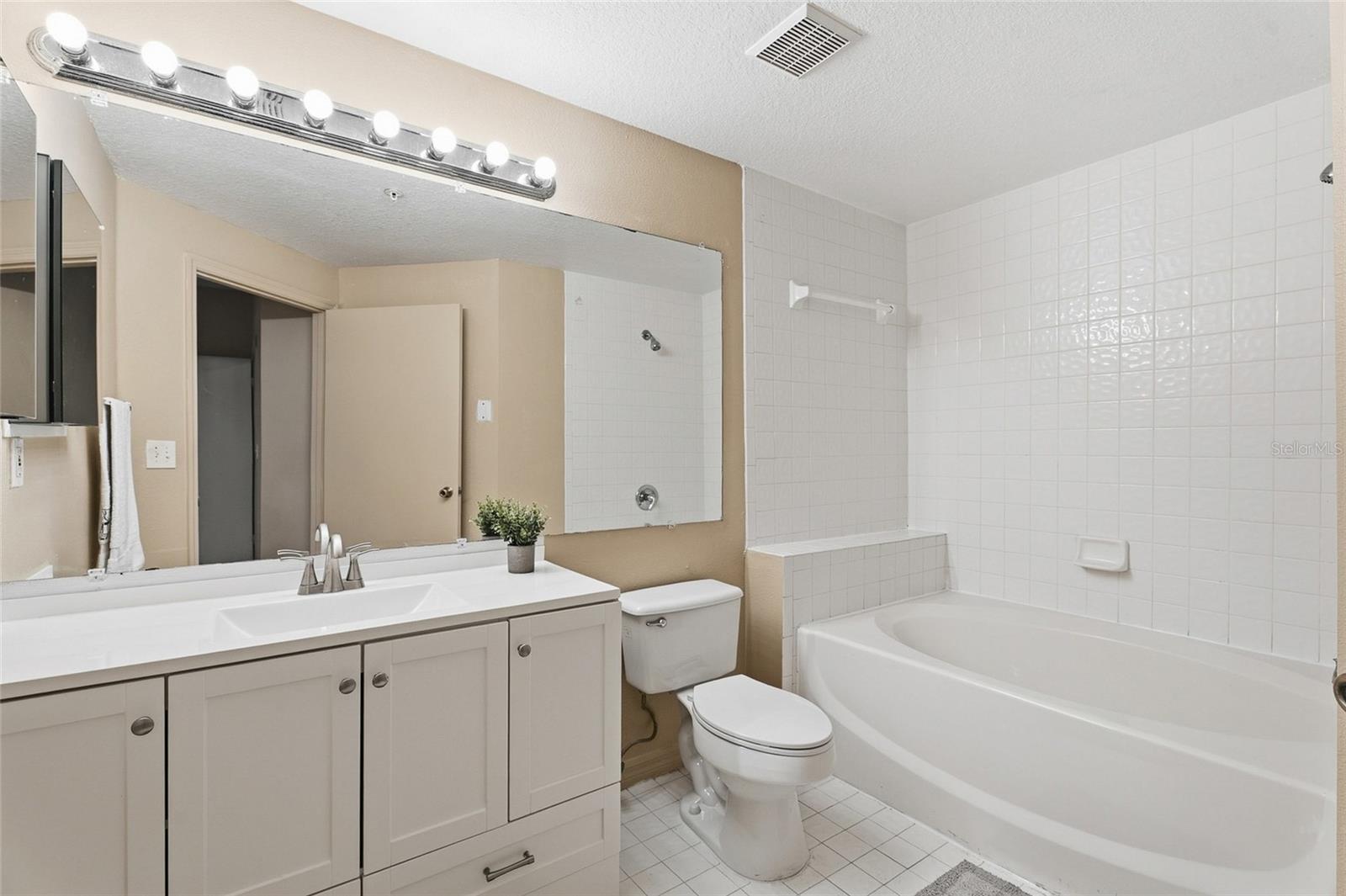 Image 13 of 33 For 5512 Metrowest Boulevard 201