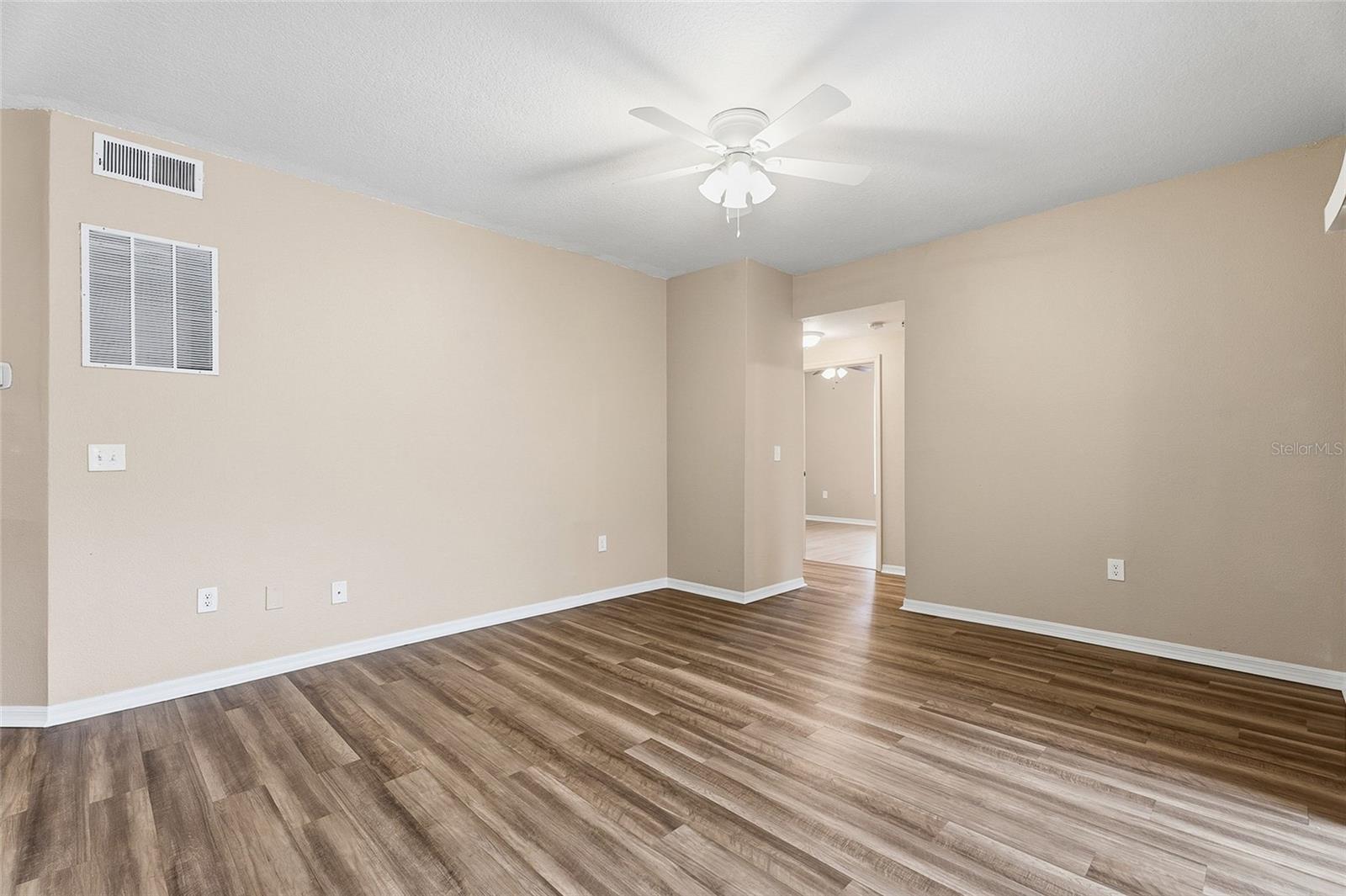 Image 16 of 33 For 5512 Metrowest Boulevard 201