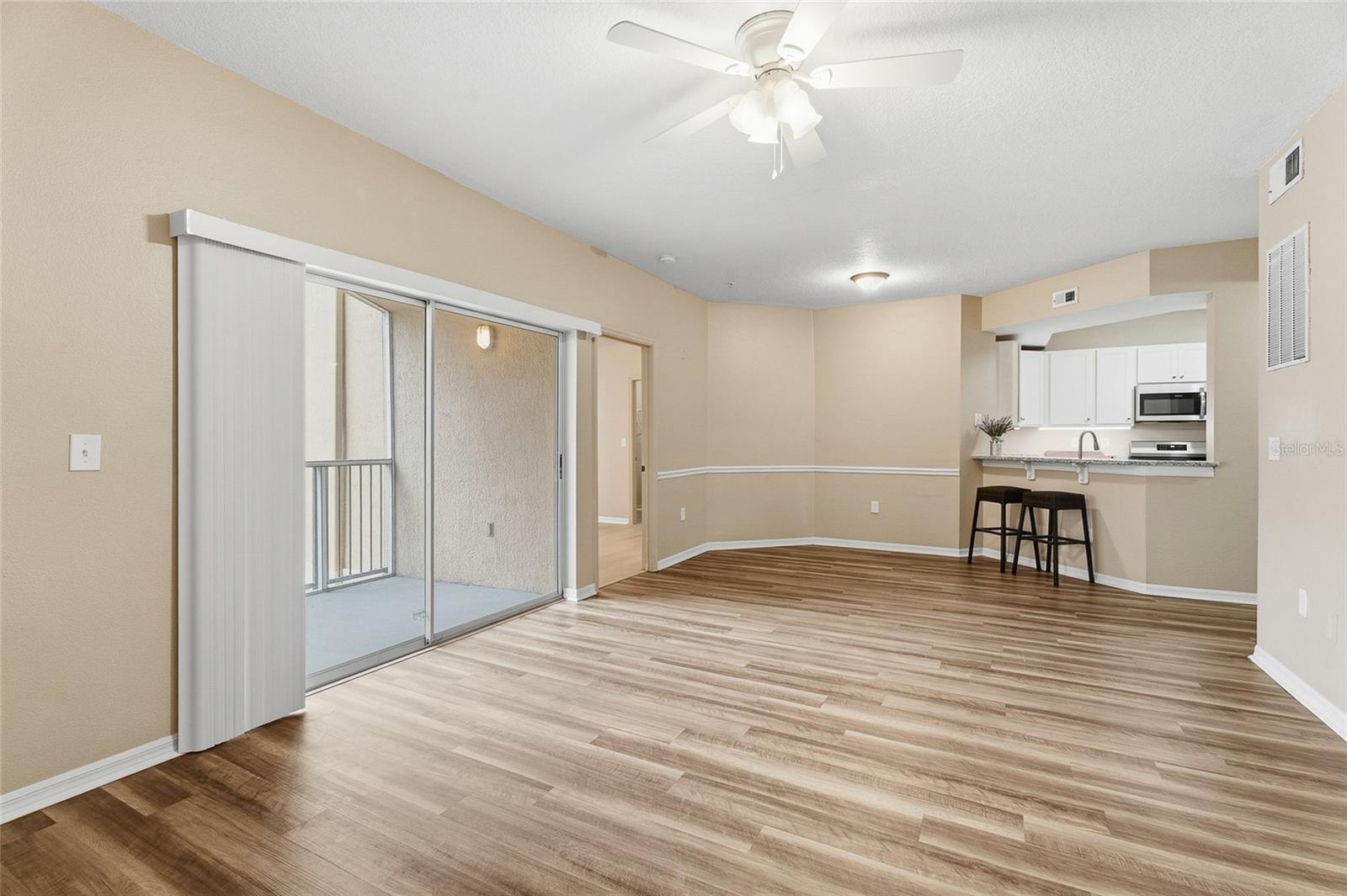 Image 23 of 33 For 5512 Metrowest Boulevard 201