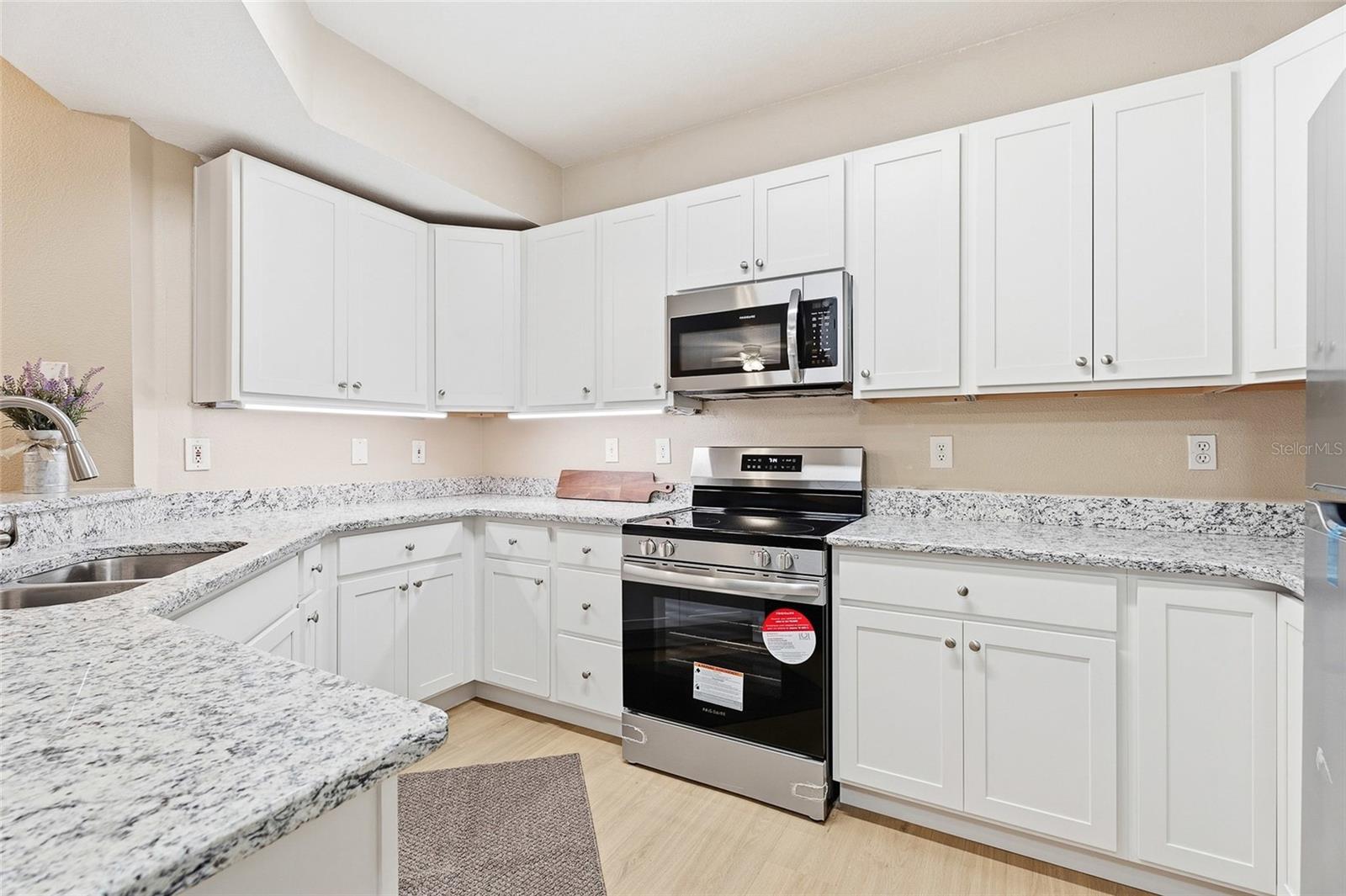 Image 4 of 33 For 5512 Metrowest Boulevard 201